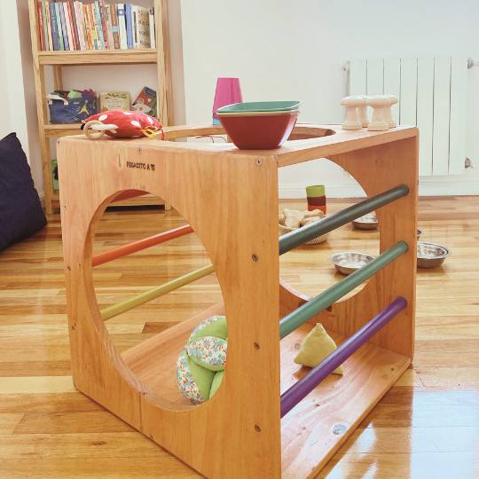 El cubo Pikler fue especialmente diseñado para acompañar el movimiento libre