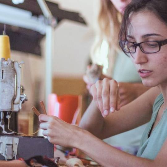 La costura me ha permitido crear muñecos, juguetes, disfraces y universos de tela