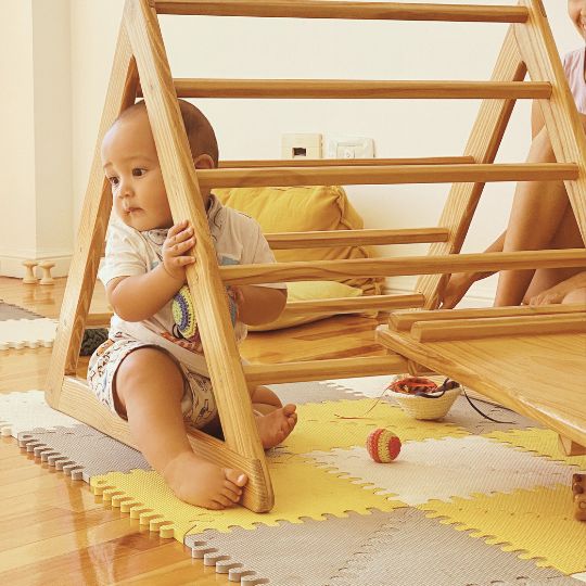 Mobiliario de inspiración Pikler y Montessori