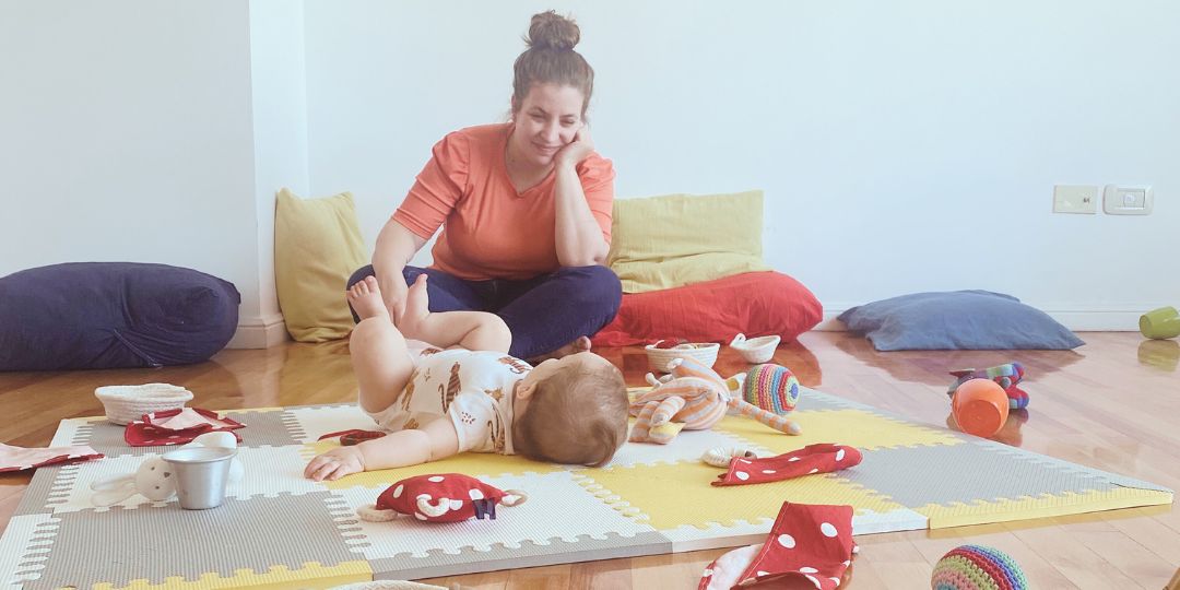 Mamá y bebé mirándose en un grupo de juego libre para bebés y mapadres