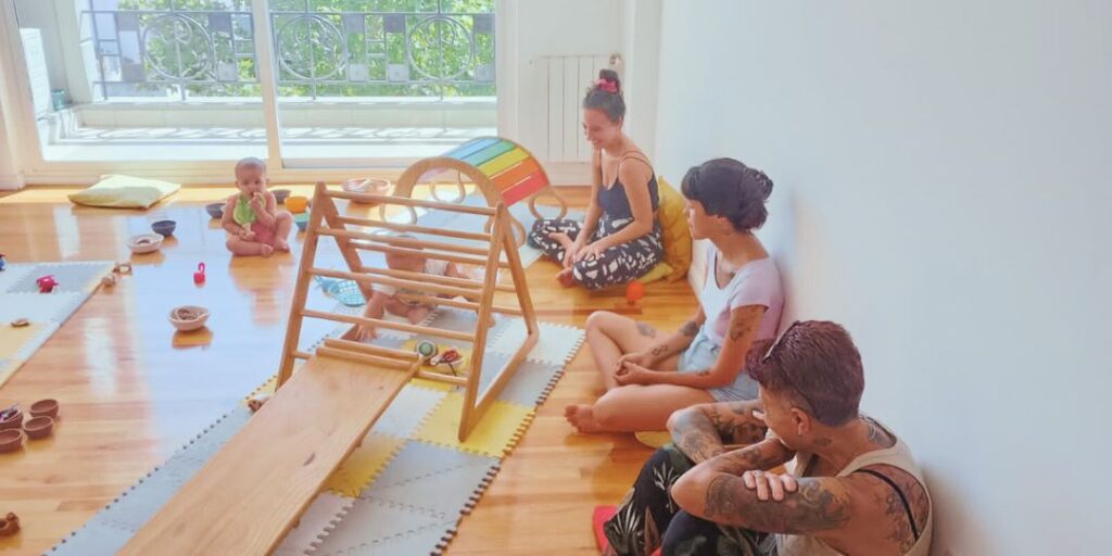 Triángulo Pikler en los encuentros de movimiento libre, juego y crianza para mapadres y bebés de hasta 24 meses en Saavedra