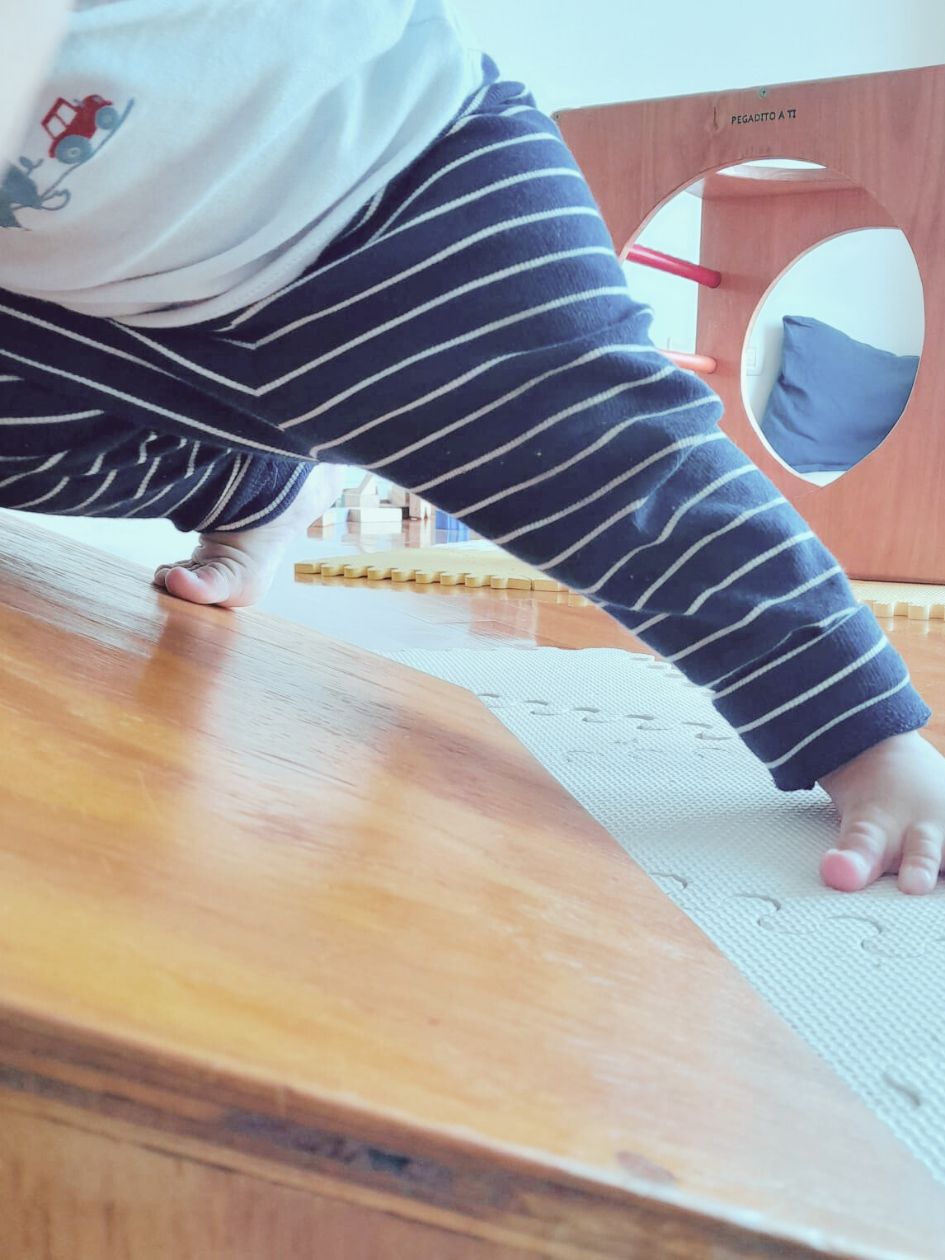 Bebé subiendo a las rampas de gateo en espacio de juego libre