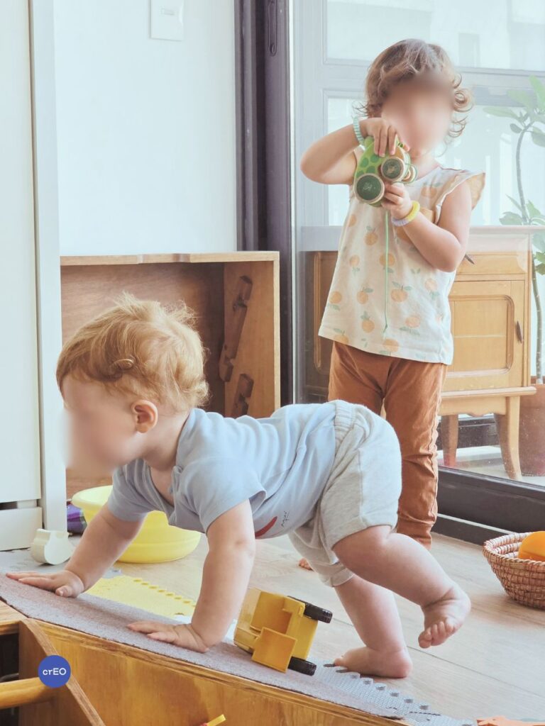 Bebés y niños pequeños utilizando rampas de gateo en espacio de juego libre
