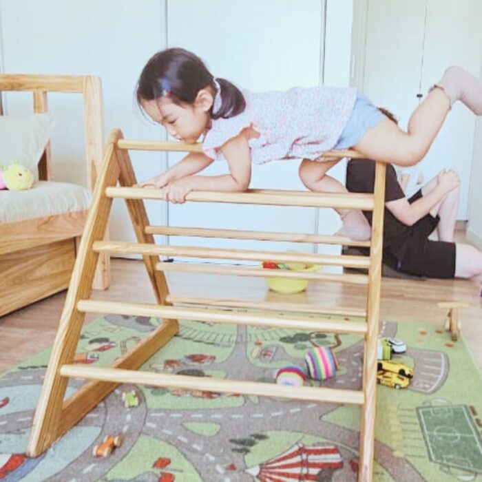 El triángulo Pikler: un mismo material, muchos caminos El triángulo Pikler: un mismo material, muchos caminos