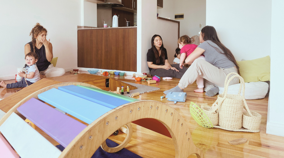 Familias migrantes en Buenos Aires jugando en crEO