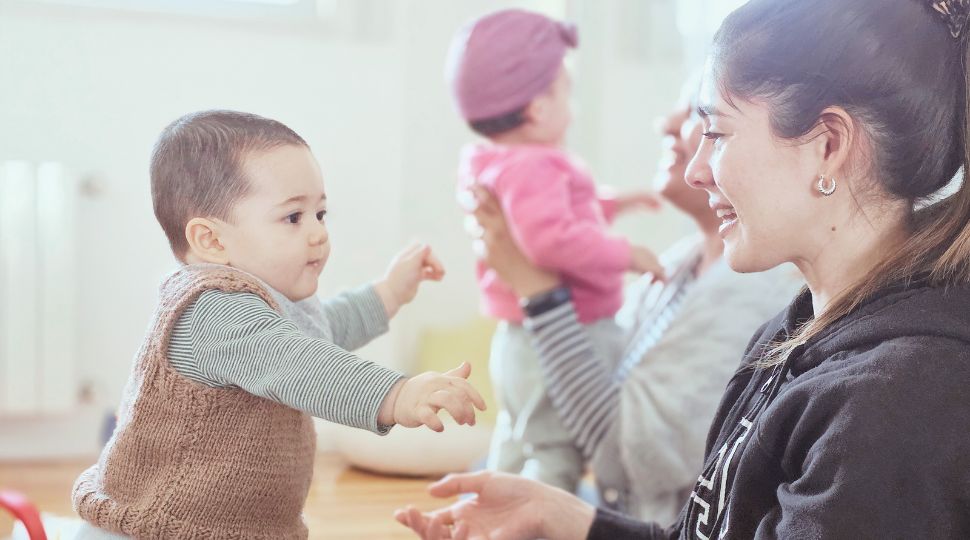 Encuentros de movimiento libre, juego y crianza para mapadres y bebés de hasta 24 meses en Saavedra