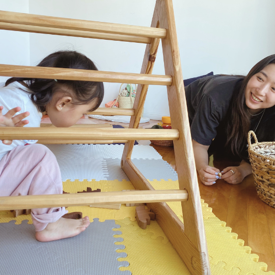 Movimiento libre y estimulación temprana: dos formas de ver al bebé, al desarrollo y al vínculo Movimiento libre y estimulación temprana: dos formas de ver al bebé, al desarrollo y al vínculo