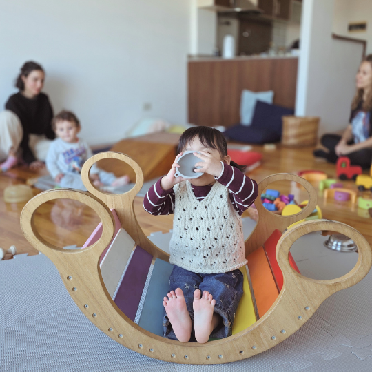 grupo de juego libre con bebés y mapadres