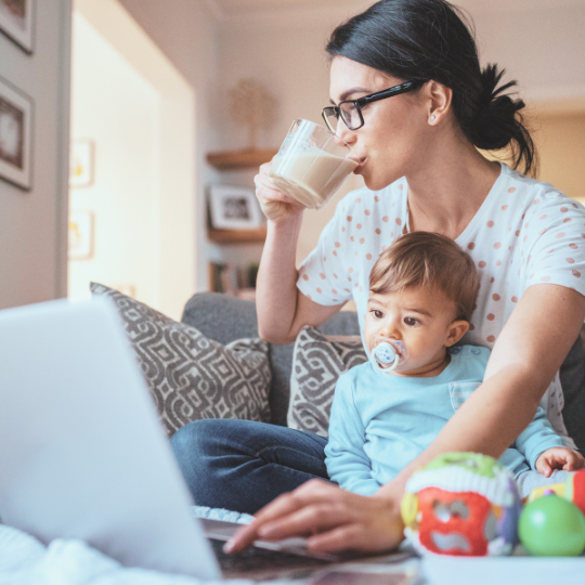 Criar y trabajar en casa: un difícil equilibrio entre hacer y estar Criar y trabajar en casa: un difícil equilibrio entre hacer y estar