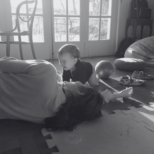 Movimiento libre en bebés: cuando el cuerpo del adulto también importa