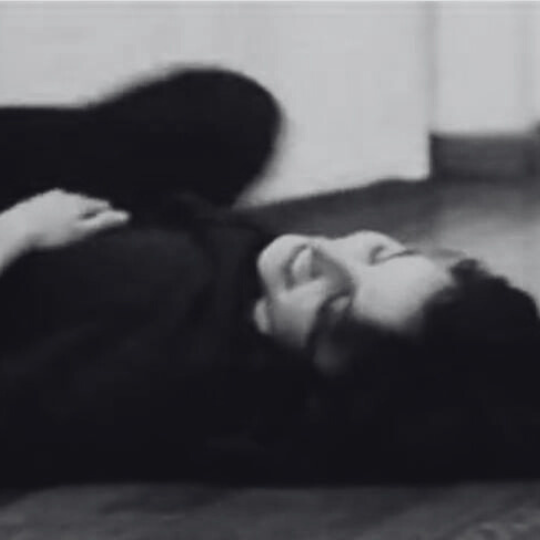 Cuerpo adulto en contacto con el piso, explorando una postura de descanso y conciencia corporal.