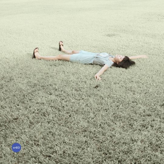 Adulto acostado en el suelo, relajado, conectando con su cuerpo.