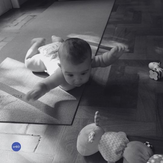 Bebé en movimiento libre sobre el piso, desplazándose y explorando a su propio ritmo.