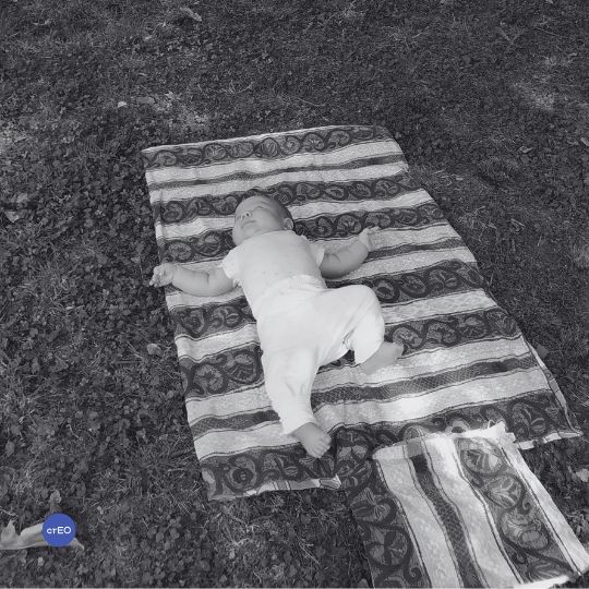 Bebé moviéndose libremente en el piso, explorando su cuerpo y el espacio sin intervención adulta.