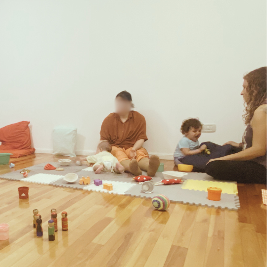 adulto observando y acompañando el juego libre de un bebé