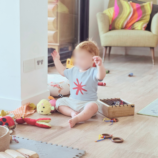 Bebé expresándose libremente en un grupo de juego libre