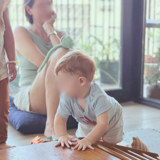 Adulto acompañando bebé en un grupo de juego libre - El espacio también juega