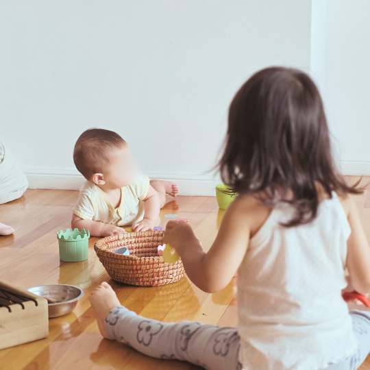 bebés en distintos momentos del desarrollo jugando libremente