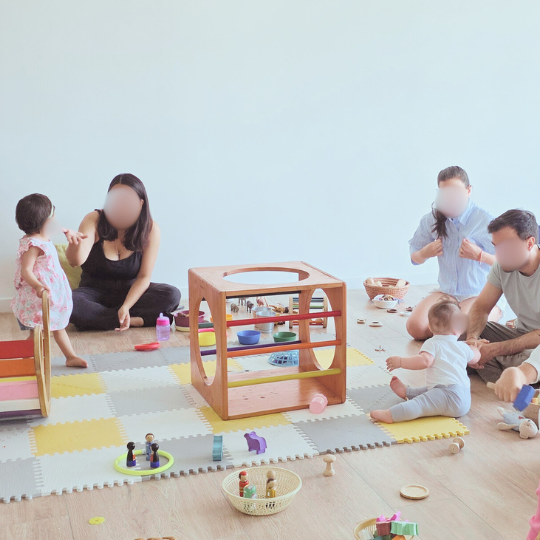 ¿Qué hacen los adultos en un grupo de juego libre para bebés? ¿Qué hacen los adultos en un grupo de juego libre para bebés?