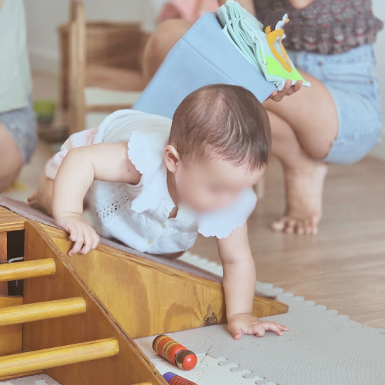 acompañar el movimiento libre: el bebé hace, el adulto observa
