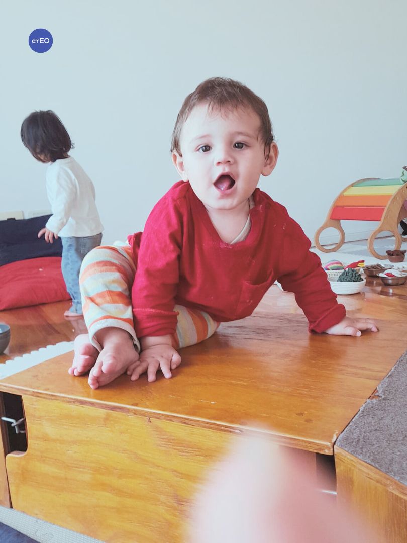 acompañar el movimiento libre: el bebé hace, el adulto observa