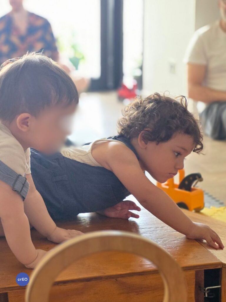 grupos de movimiento libre, juego autónomo y crianza para bebés y mapadres en Saavedra, CABA