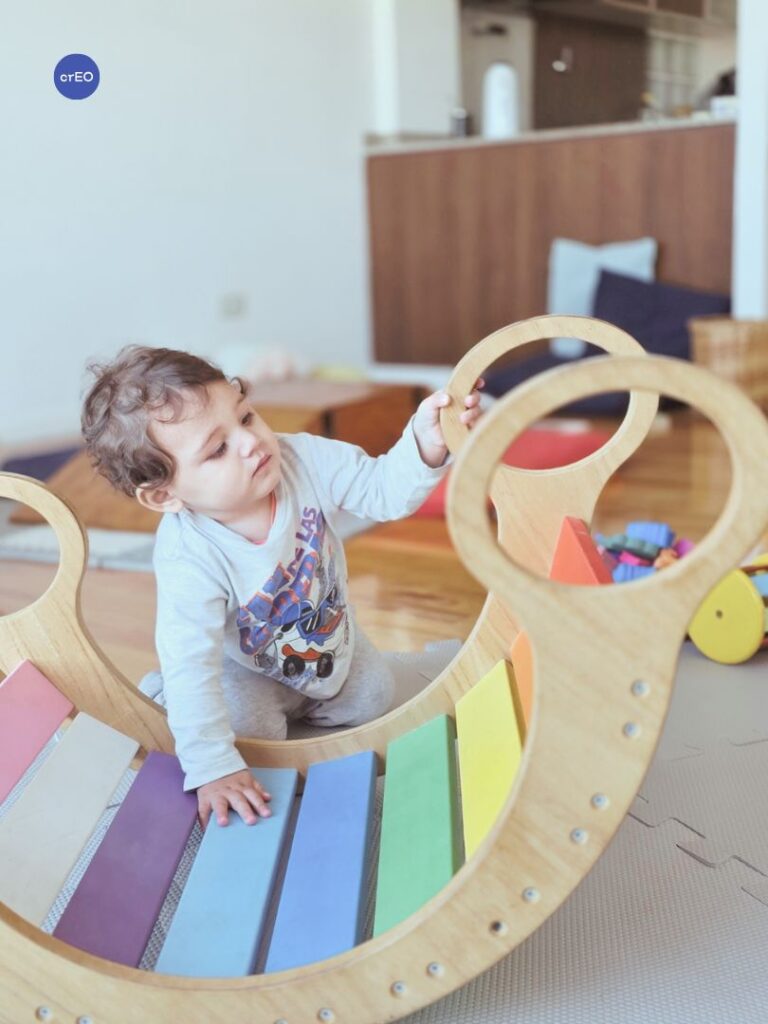 Bebé explorando una hamaca balancín en el espacio de juego libre de crEO.