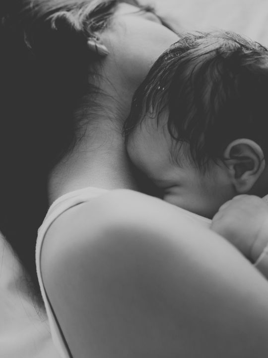 Apego a través del contacto físico entre mamá y bebé