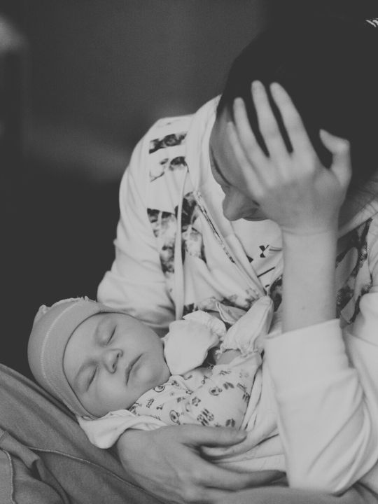 Mamá y bebé : sueño infantil y apego