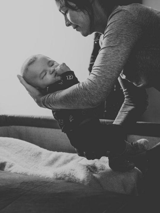 Mamá y bebé : sueño infantil y apego