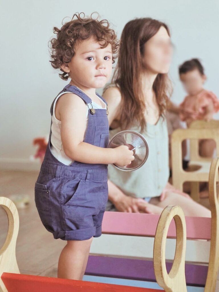 Bebé arriba de la hamaca balancín en un grupo de juego libre