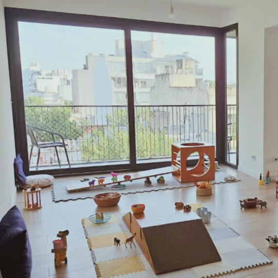 Mobiliario y materiales en un grupo de juego libre: el espacio también juega