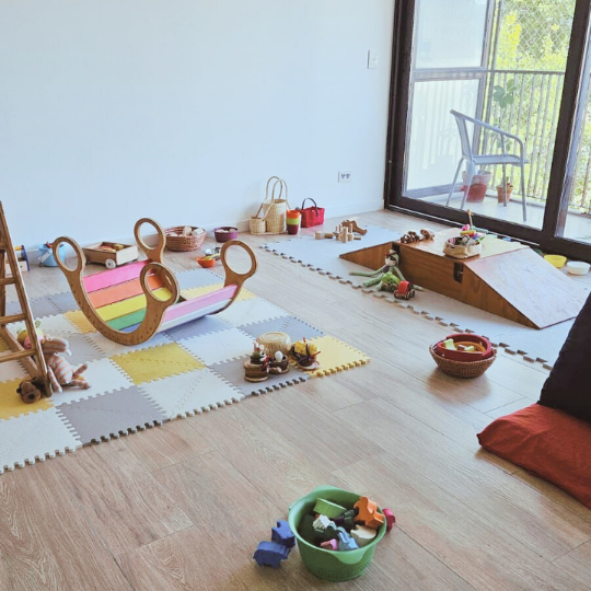 Mobiliario y materiales en un grupo de juego libre: el espacio también juega