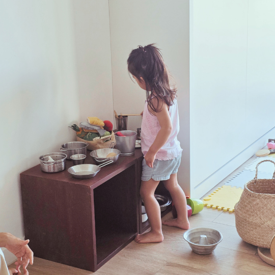 Niña pequeña explorando el espacio libremente en un grupo de juego libre