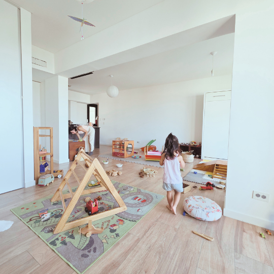 Niña pequeña explorando el espacio libremente en un grupo de juego libre