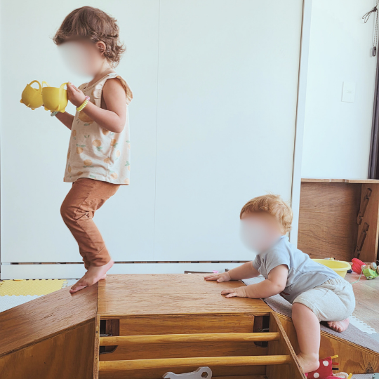 acompañar el movimiento libre: el bebé hace, el adulto observa