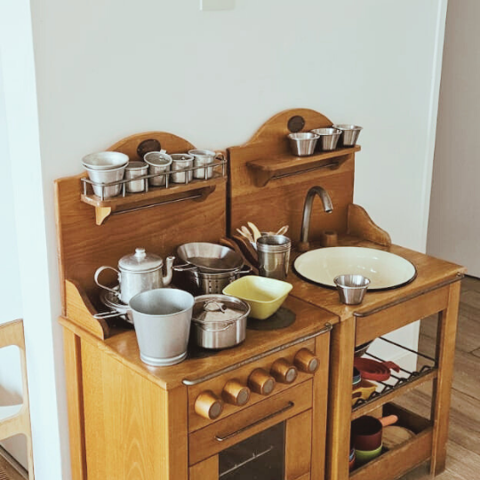 Mobiliario y materiales en un grupo de juego libre: el espacio también juega