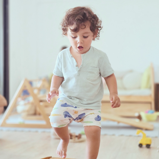 Bebé arriba de las rampas de gateo en un grupo de juego libre