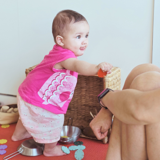 acompañar el movimiento libre: el bebé hace, el adulto observa