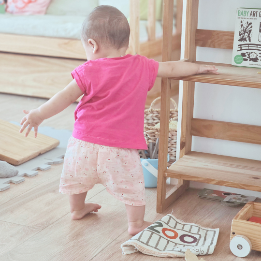 acompañar el movimiento libre: el bebé hace, el adulto observa