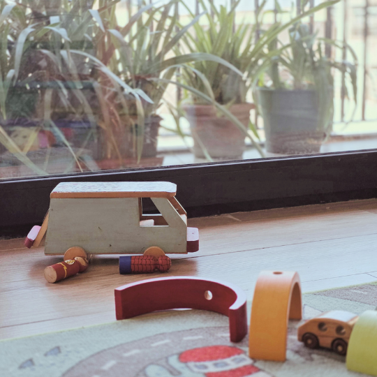 Mobiliario y materiales en un grupo de juego libre: el espacio también juega