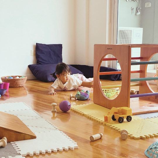 Bebé explorando el piso en un grupo de juego libre