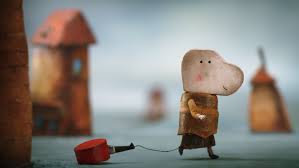 Fotograma del cortometraje animado La petite casserole d’Anatole donde el niño arrastra su pequeña cacerola roja.