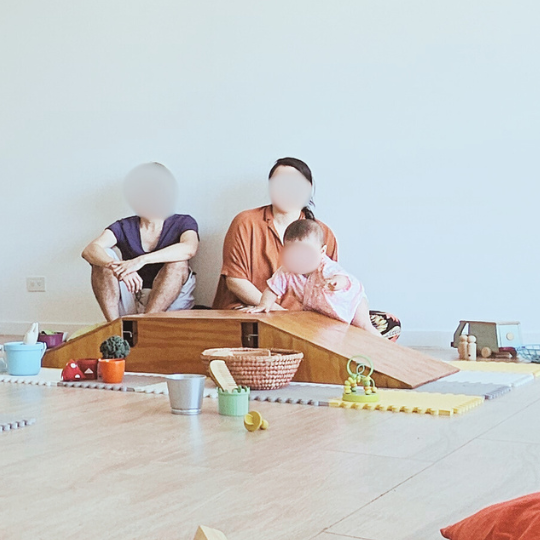 Adultos acompañando bebé en un grupo de juego libre - El espacio también juega