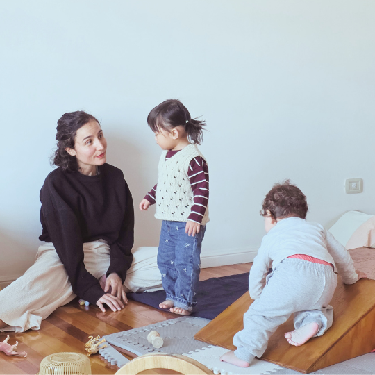 Adulto acompañando bebé en un grupo de juego libre - El espacio también juega