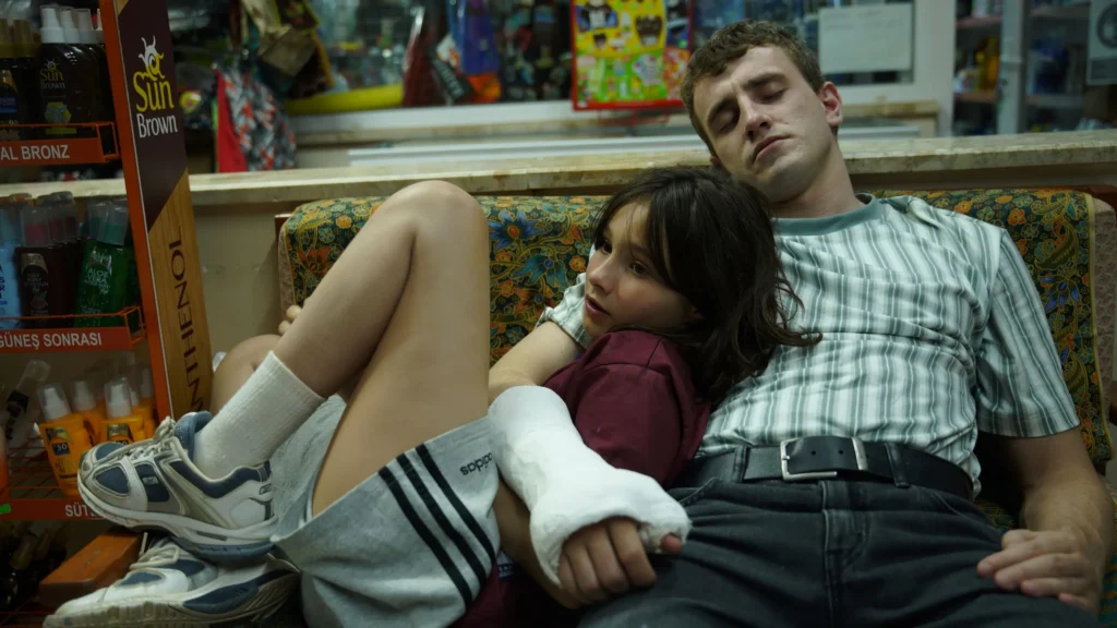 Aftersun (2022) Dir. Charlotte Wells: películas sobre crianza y vínculo. Una hija intenta reconstruir el vínculo con su padre.

