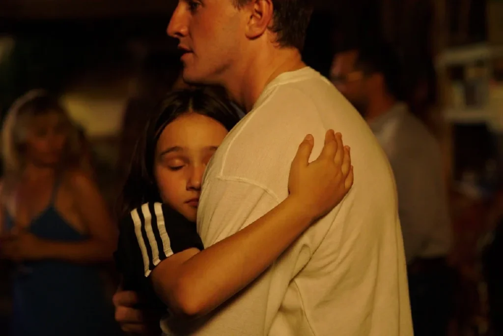 Aftersun (2022) Dir. Charlotte Wells: películas sobre crianza y vínculo. Una hija intenta reconstruir el vínculo con su padre.
