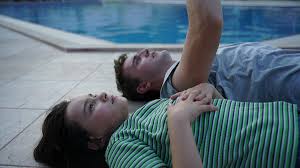 Aftersun (2022) Dir. Charlotte Wells: películas sobre crianza y vínculo. Una hija intenta reconstruir el vínculo con su padre.
