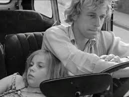 Alice in the Cities (1974) Dir. Wim Wenders: películas sobre crianza y vínculos. Un vínculo inesperado entre un periodista y una niña.