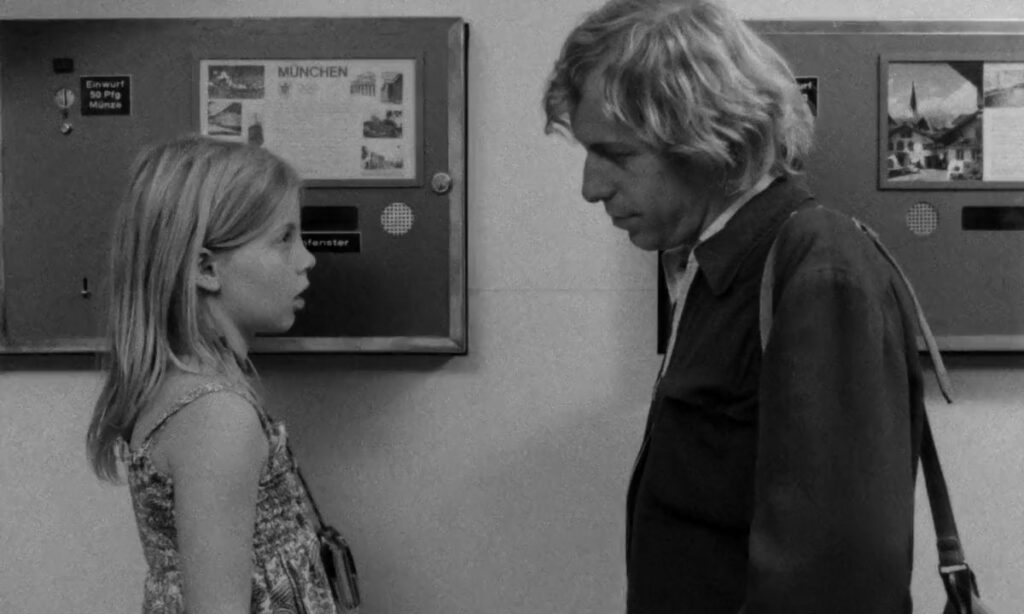 Alice in the Cities (1974) Dir. Wim Wenders: películas sobre crianza y vínculos. Un vínculo inesperado entre un periodista y una niña.